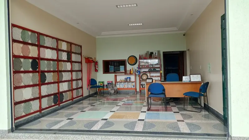 Mostruário da loja com amostras de granitina em várias cores e piso em mosaico