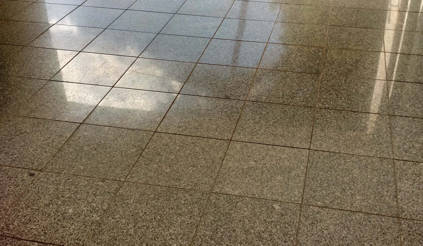 Piso octogonal antes da recuperação, opaco e manchado