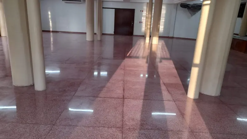 Salão amplo com granilite rosado